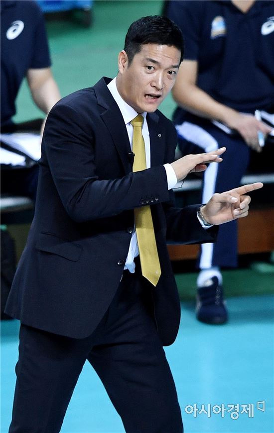 [포토]작전 지시하는 김상우 감독
