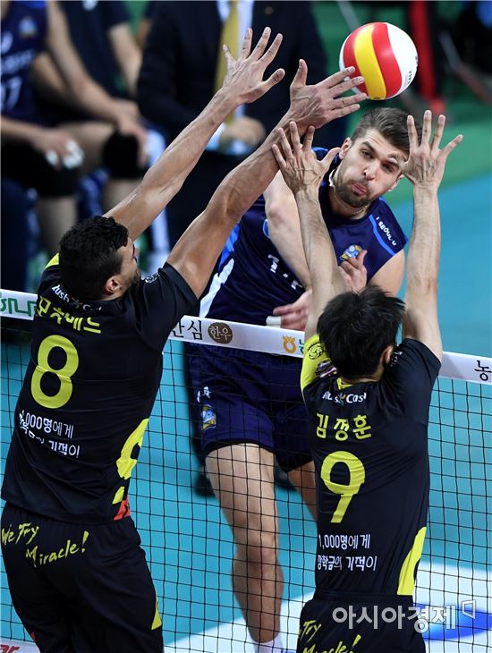 [포토]파다르, '블로킹 벽을 뚫고'