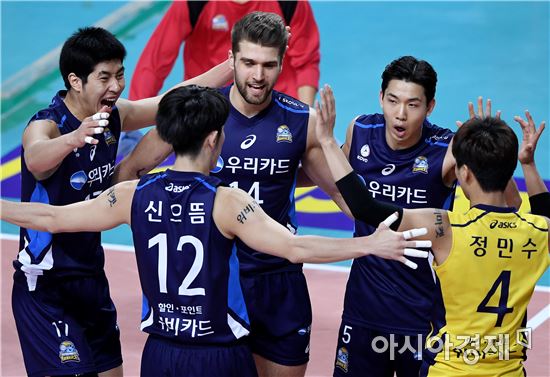 [포토]환호하는 우리카드