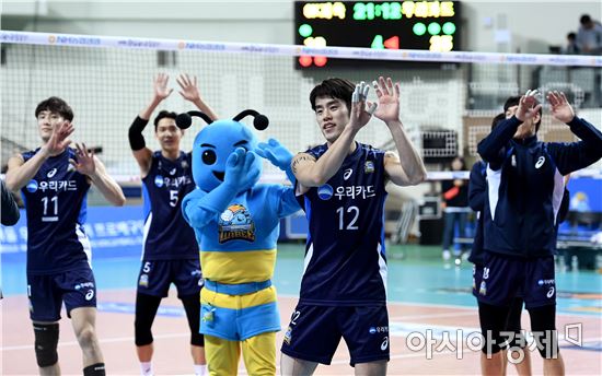 [포토]우리카드, '승리 후 기쁨의 댄스'