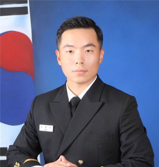 LG, 혼신의 구조활동 벌인 해군장교·경찰관에게 '의인상' 