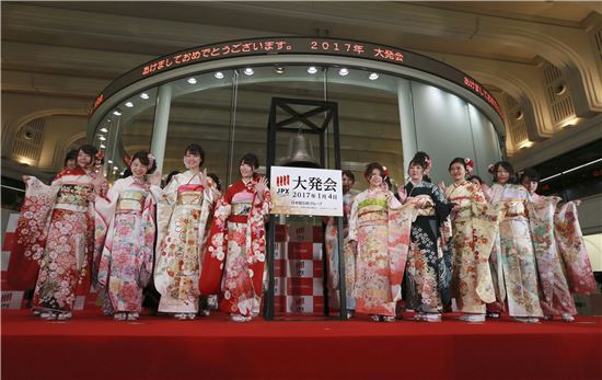 ▲일본거래소 직원들과 모델들이 기모노를 차려입은 채 새해 첫 거래를 축하하고 있다. (AP=연합뉴스)