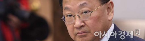 [포토]생각에 잠긴 유일호 경제부총리 