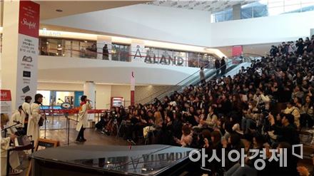 지난해 12월25일 오후 서울 강남구 삼성동 스타필드 코엑스몰 라이브플라자에서 인디밴드 잔나비가 공연을 하고 있다.  