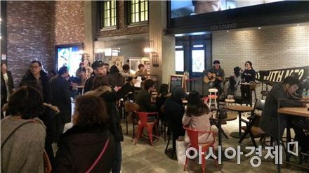 재작년 12월 19일 CGV 평촌점에서 인디밴드 에이몽이 공연을 하고 있다.
