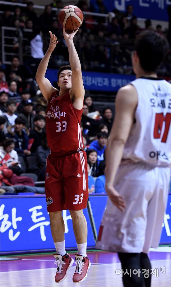 [포토]3점슛 성공시키는 이승현