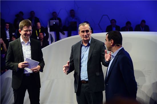 이날 행사에는 클라우스 프렐리히 BMW 그룹 개발 담당 이사(사진 왼쪽), 브라이언 크르자니크 인텔 CEO, 암논 사슈아 모빌아이 공동창립자 겸 CTO가 참석했다.(사진:인텔)