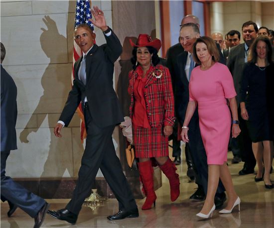 버락 오바마 미국 대통령이 4일(현지시간) 미 의회를 방문해 민주당 인사들과 이동하고 있다. (사진=AP연합)