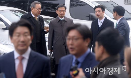 [포토]입장 기다리는 박근혜 대통령 법률대리인단