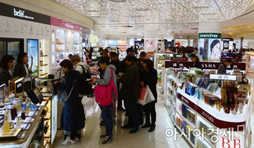 서울 시내면세점에서 쇼핑하고 있는 중국인 관광객들의 모습. 