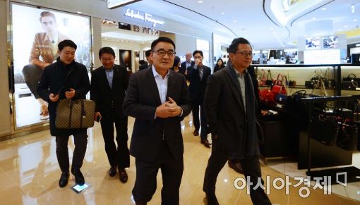 [포토]영업재개 첫 날, 매장 둘러보는 장선욱 사장