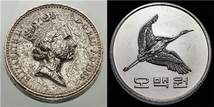정지필, 작은돈-1파운드,180x180cm, C-print, 2012(사진 왼쪽), 작은돈-500원짜리,180x180cm, C-print, 2012(사진 오른쪽)