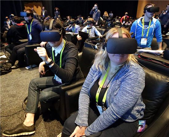 [포토]"엄청 생생하네"…VR '오큘러스 리프트' 체험하는 참가자들