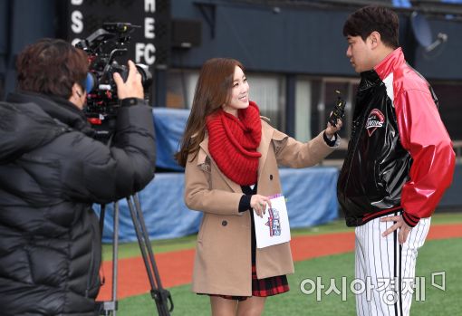 [포토]구세봄 아나운서, '류제국 인터뷰 왔어요'