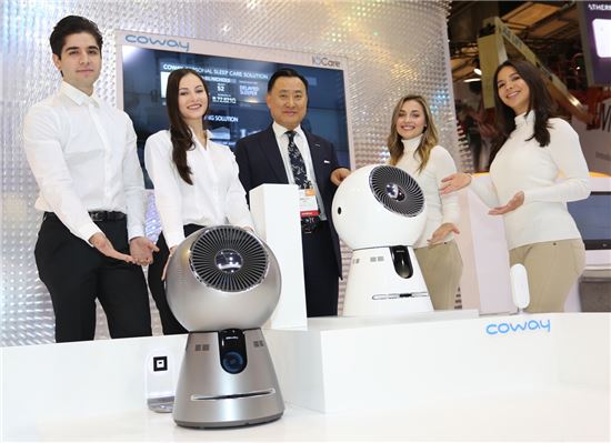 이해선 코웨이 대표(가운데)가 5일부터 8일까지 미국 라스베이거스에서 개최되는 세계 최대 가전정보기술전시회(CES)에 참석해 '로봇 공기청정기'를 최초로 선보이면서 기념촬영을 하고 있다.