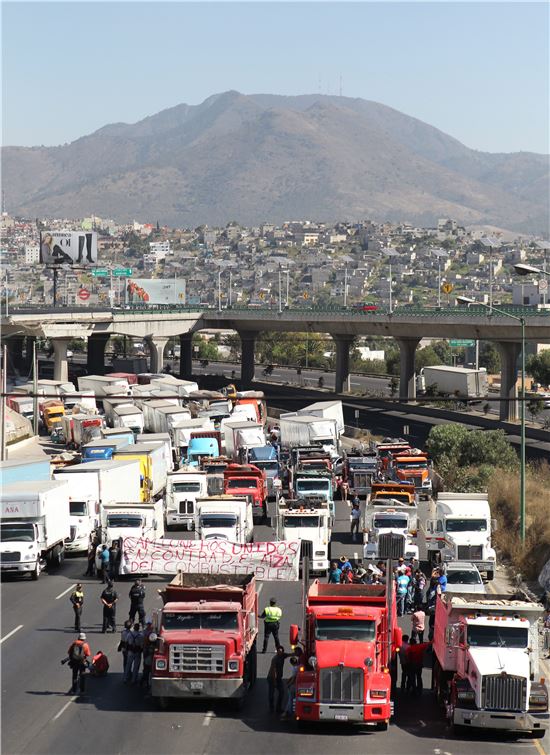 ▲멕시코시티에서 4일(현지시간) 트럭 운전사들이 도로를 막고 휘발유 가격 인상에 항의하는 시위를 벌이고 있다.(사진=EPA연합뉴스)