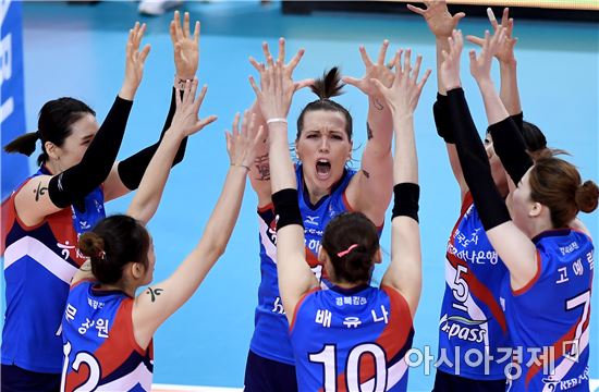 [포토]도로공사 헐리, '동료들과 블로킹 세리머니'