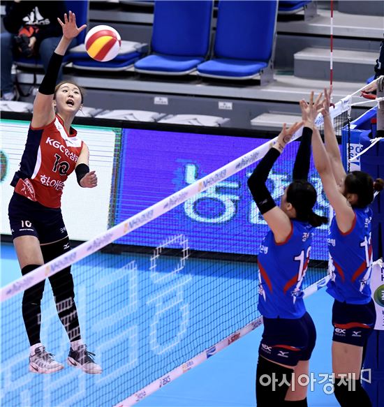 [포토]스파이크 공격하는 최수빈