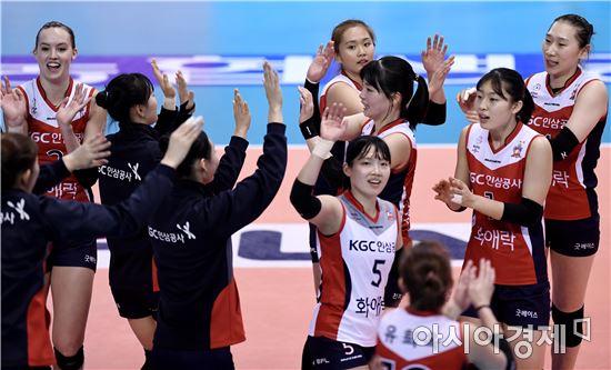 [포토]인삼공사, 도로공사 상대로 셧아웃 제압하고 2연승