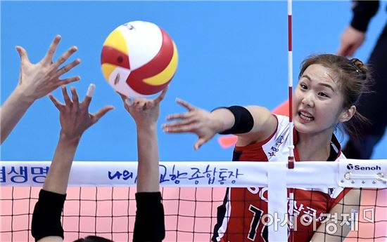 [포토]최수빈, '손가락 다칠라'