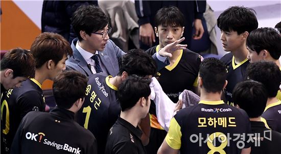 [포토]작전 지시하는 김세진 감독