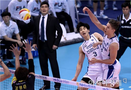 [포토]타이스-박철우, '위험한 공격'