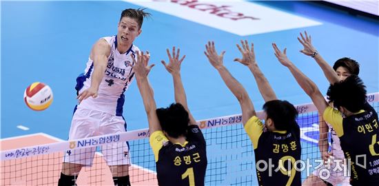 [포토]타이스, '블로킹을 피해'