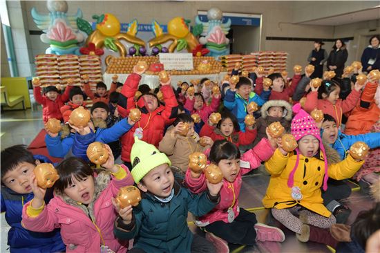 중랑구, 고사리 손으로 모은 ‘사랑의 동전’ 전달