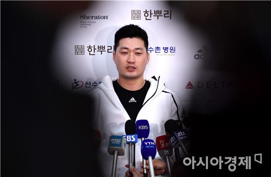 [포토]취재진과 인터뷰하는 오승환