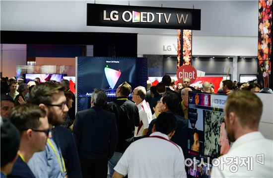 ▲관람객들이 'CES 2017' LG전자 부스를 찾아 'LG 시그니처 올레드 TV W'를 살펴보고 있다. (제공=LG전자)