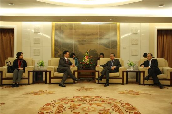 송영길 더불어민주당 의원(왼쪽 두번째)이 4일 왕이 중국 외교부장(왼쪽 세번째)과 이야기를 나누고 있다.<사진=베이징 공동취재단>