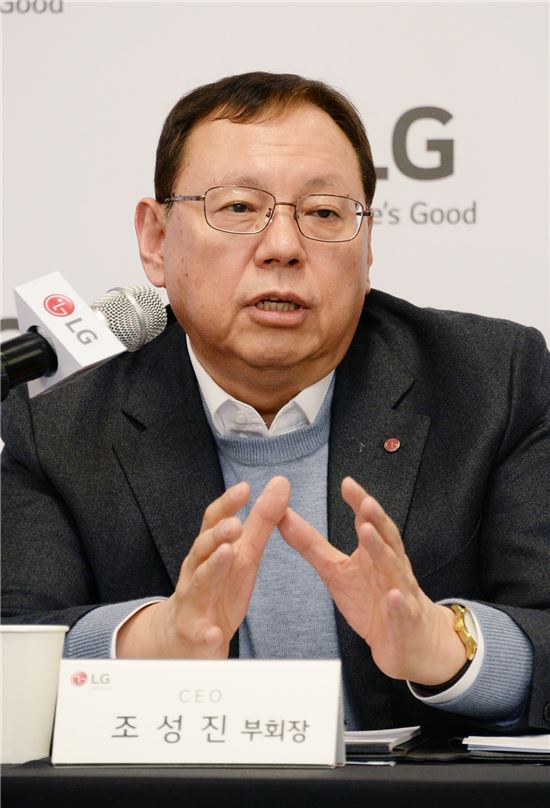 LG전자 조성진 부회장이 6일(현지시각) 미국 라스베이거스에서 열린 기자간담회에서 올해 경영 전략을 설명하고 있다.