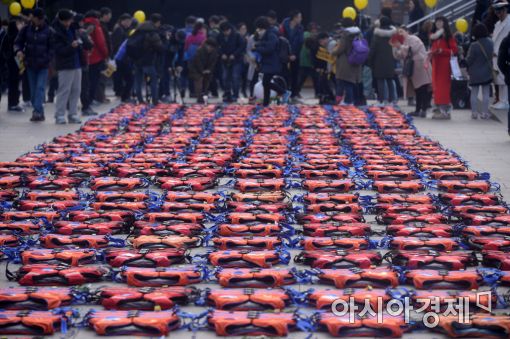 [포토]'광장에 놓인 구명조끼'