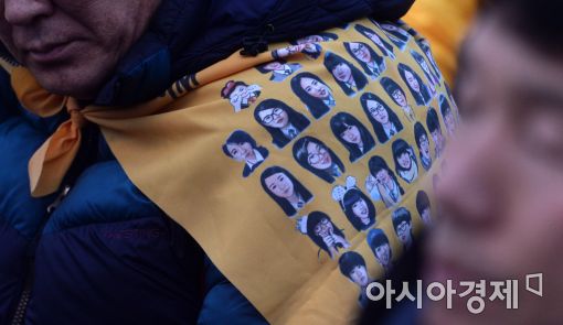 [포토]'아이들 새긴 망토 두르고'