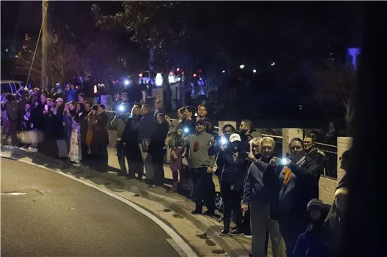 ▲오바마 대통령의 자동차행렬을 보기 위해 길가에 줄을 서 있는 사람들. (AP=연합뉴스) 