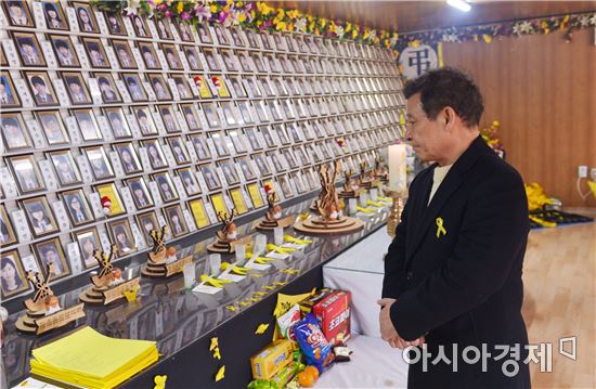 윤장현 광주광역시장, 팽목항 찾아 유가족 위로 