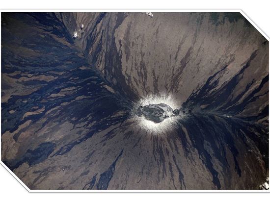 ▲마우나 로아 화산 정상의 눈덮인 모습과 용암이 흐른 흔적이 보인다.[사진제공=NASA/토마스 페스케]