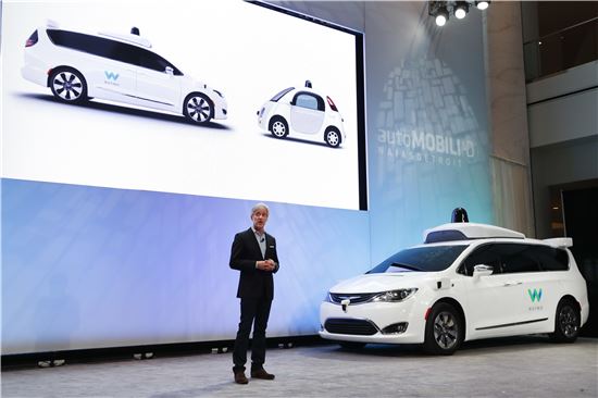 ▲존 크래프치크 웨이모 CEO가 자사의 자율주행차 '퍼시피카'를 소개하고 있다. (AP=연합뉴스)