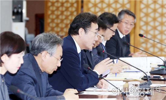이낙연 전남지사가 9일 오후 도청 서재필실에서 일자리정책실, 경제과학국, 국제협력관실 새해 업무보고를 주재하고 있다. 사진제공=전남도