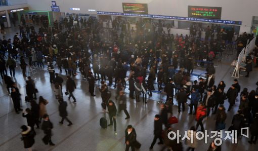 [포토]'북적이는 서울역 대합실'