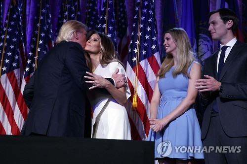 왼쪽부터 트럼프, 부인 멜리니아, 장녀 이방카, 맏사위 재러드 쿠슈녀/사진=연합뉴스