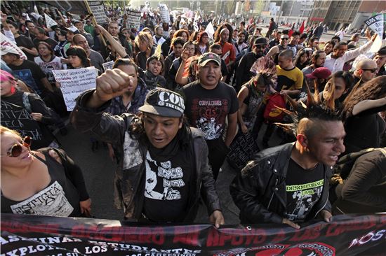 ▲멕시코 시티에서 휘발유 가격 인상에 반대하는 시민들이 9일(현지시간) 시위를 하고 있다.(사진=AP연합뉴스)