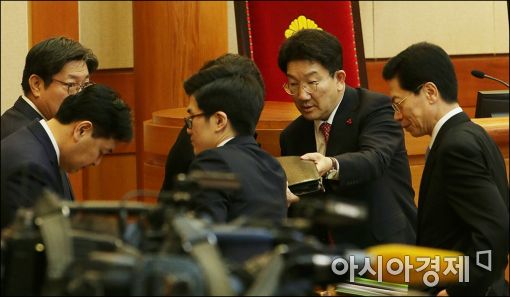 [포토]이야기 나누는 권선동 탄핵소추위원장