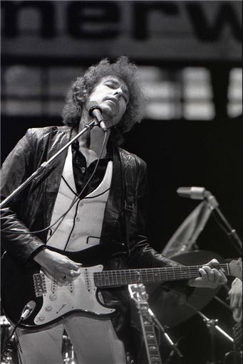 1978년 네덜란드 로테르담에서 공연하고 있는 밥 딜런 (이미지 출처 = 위키피디어)