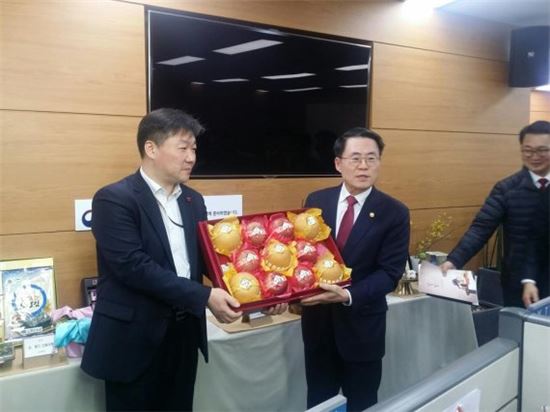김재수 농림축산식품부 장관은 10일 정부세종청사에서 청탁금지법과 관련해 5만원 이하 선물세트를 소개하고 있다.