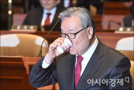 인명진, 서청원 청산하고 이정현·정갑윤 끌어안을까…탈당 두고 엇갈린 의견