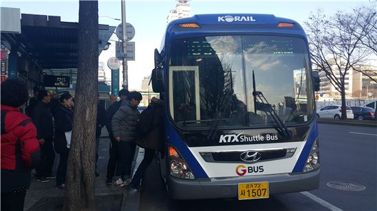 10일 오후 사당역 4번출구 인근에 위치한 정류장에서 사람들이 광명역행 KTX셔틀버스를 타고 있다.  