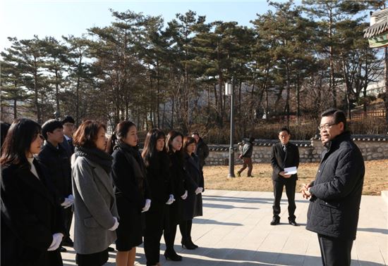 성장현 용산구청장이 새내기 공무원들과 효창공원을 참배했다.