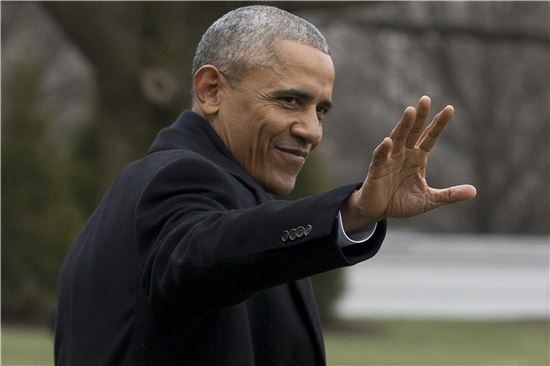 버락 오바마 미국 대통령이 10일(현지시간) 고별연설 장소인 시카고로 떠가기 위해 백악관을 출발하며 손을 흔들어 인사하고 있다. (사진=EPA연합)