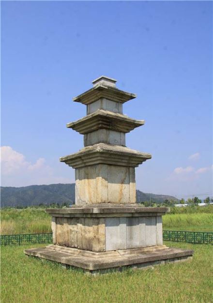 통일신라시대 석탑 변화 양상을 간직한 '경주 미탄사지 삼층석탑'이 보물 제 1928호로 지정됐다. [사진=문화재청 제공]
